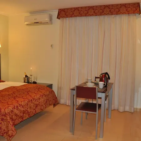 Safari Aparthotel 2*
